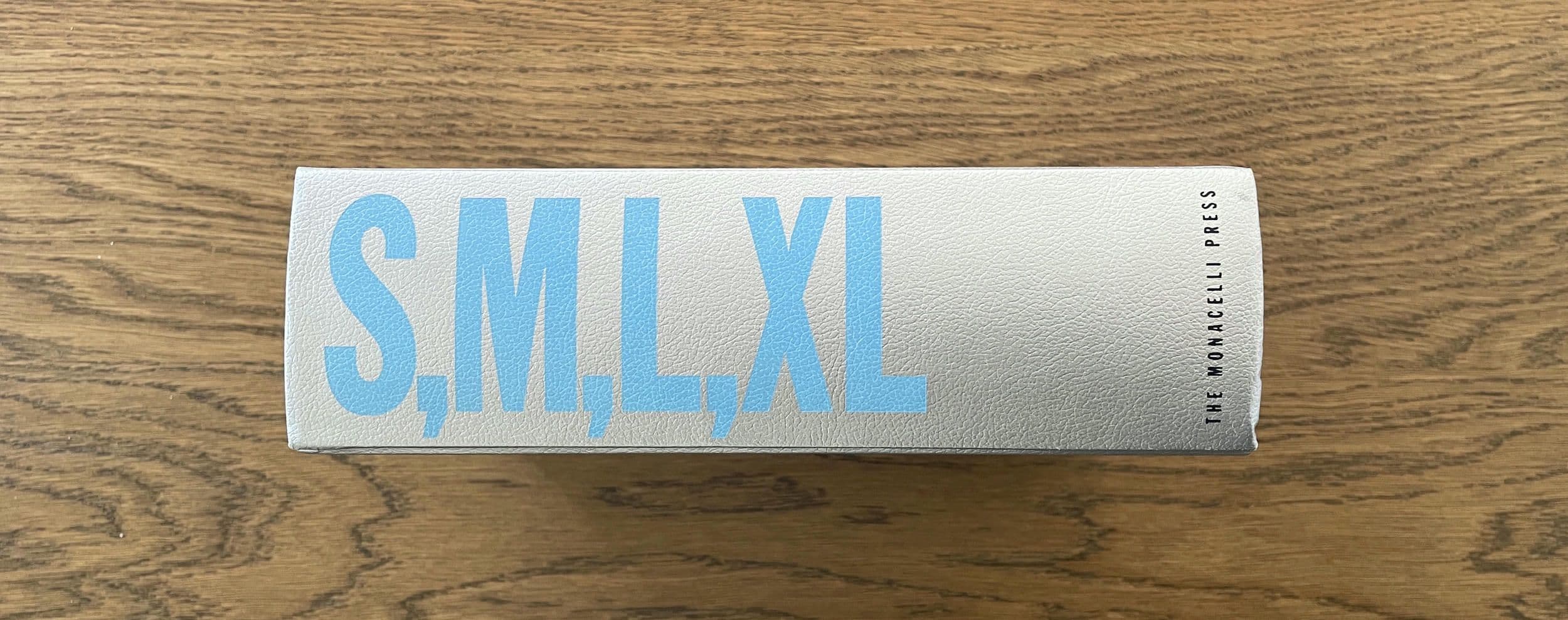 Un classico provocatorio: “S, M, L, XL” trent’anni dopo