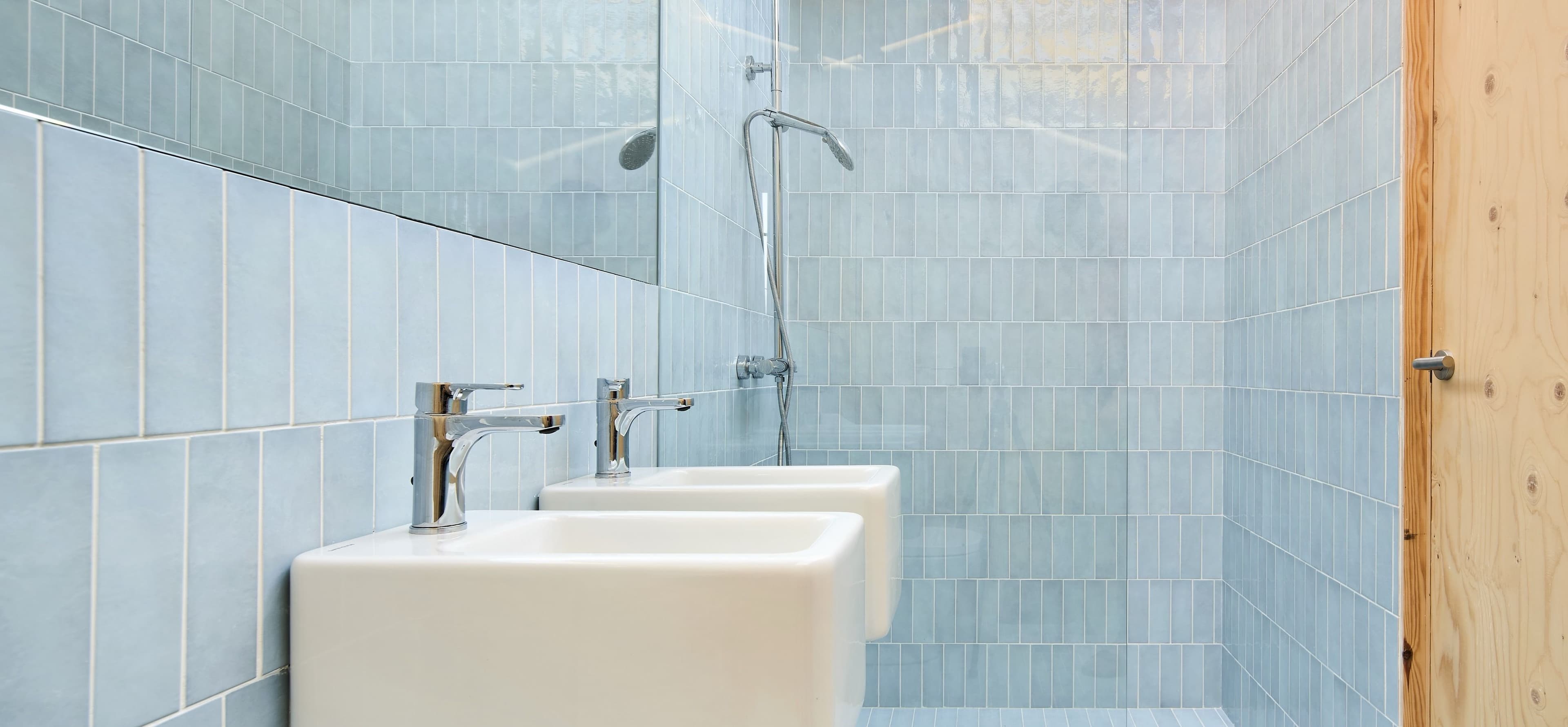 Bagno / Casa sobre un sòcol de mao di Àgora Arquitectura
