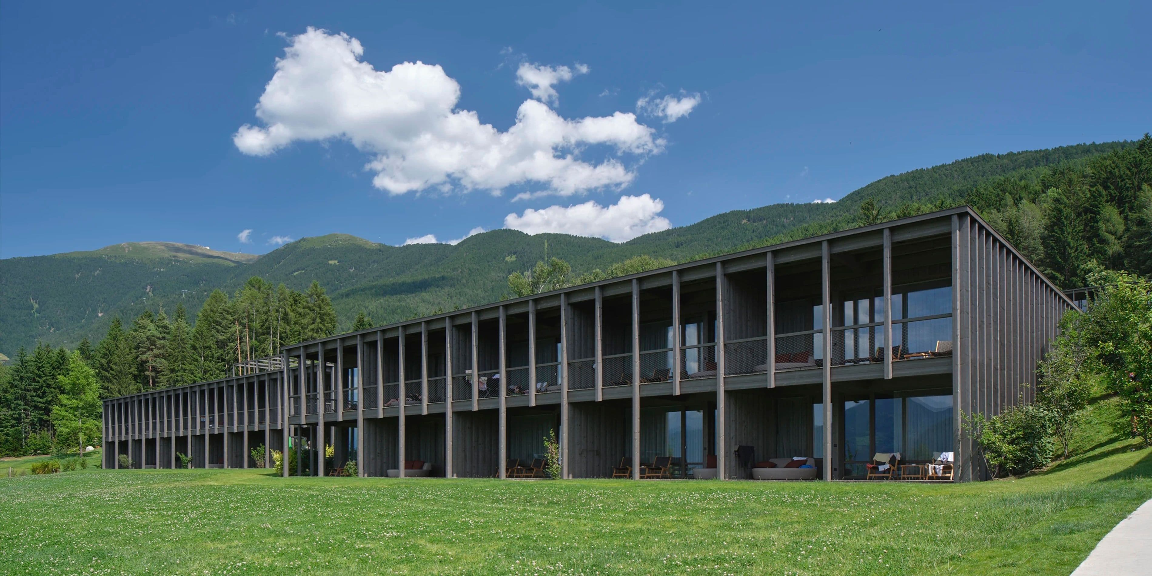 Catalano / Un family resort nel paesaggio boschivo alpino